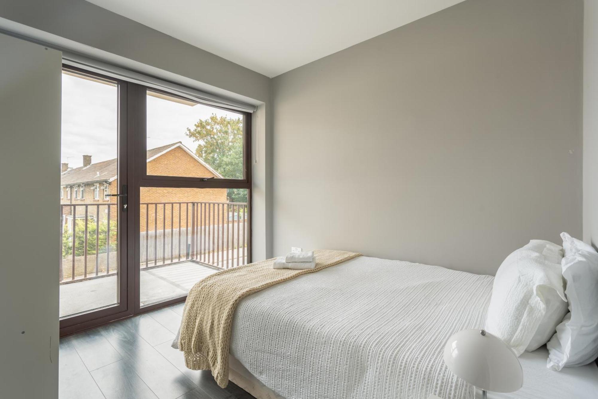 Modern Double Room With Shared Bathroom Лондон Экстерьер фото